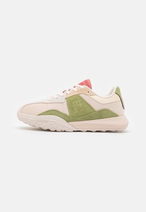 Sneakers con una toma superiore in rete di un rosa chiaro, dettagli in suede verde e una linguetta rosa. Presentano una spessa suola in gomma bianca e cuciture a contrasto.