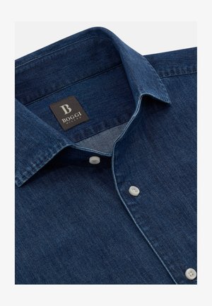 Tmavě modrá džínová košile s klasickým límcem, bílými knoflíky a černou nášivkou s názvem značky "BOGGI MILANO." Hladký povrch.