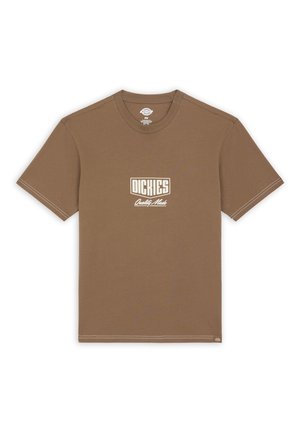 Brązowy bawełniany t-shirt z krótkimi rękawami. Na środku znajduje się biały nadruk z logo "DICKIES" oraz napisem "Quality Made". Standardowy fason z okrągłym dekoltem.