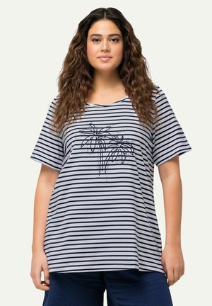 T-shirt rayé gris et blanc à manches courtes, avec un design de palmier noir sur le devant et une coupe décontractée.