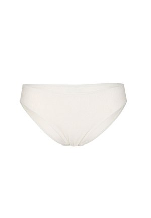 Slip bikini in cotone bianco con superficie testurizzata, a vita bassa e design con fronte arricciato. I bordi semplici e senza cuciture aumentano il comfort.
