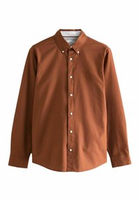 Camisa marrón de botonadura en una tela suave. Presenta un collar clásico, mangas largas y botones blancos. Sutil logo en el lado izquierdo del pecho.