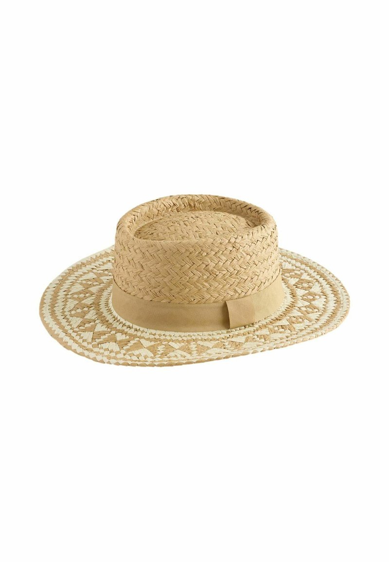 Sombrero de paja tipo boater con ala ancha y copa plana, que presenta una banda beige y un patrón geométrico tejida en tonos claros y oscuros.