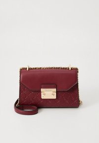 Bolso de mano de cuero burdeos con cierre dorado, correa de cadena y patrón de logo en relieve en el frente, con superficies lisas y texturizadas.