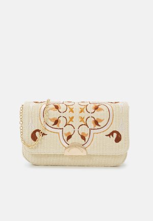 Beige geweven clutch tas met gouden kettingriem, met bruine en oranje bloemenborduursels en een ronde metalen sluiting.