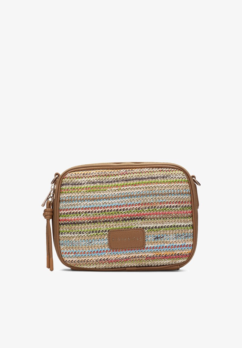 Borsa a tracolla rettangolare intrecciata con righe orizzontali multicolori, rifiniture in pelle color cuoio, chiusura con zip e etichetta "Hispanitas" sul davanti.