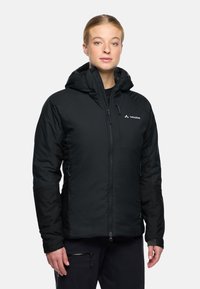 Zwarte geïsoleerde jas met capuchon, met een ritssluiting aan de voorkant, contrasterende zwarte mouwen en een merklogo op de borst. Soepele textuur.