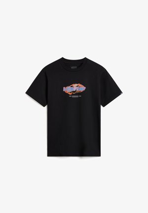 Camiseta de algodón negra de manga corta, que presenta un logo gráfico multicolor en naranja y azul en el centro con texto debajo.