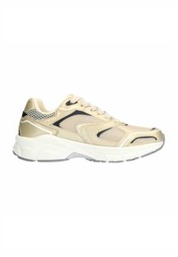 Beige Sportschuh mit Mesh-Details, schwarzen Akzenten und reflektierenden Elementen. Verfügt über eine gepolsterte Sohle und ein schnürbares Design für Passform und Komfort.