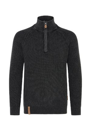 Temno sivo pleteno pulover majico s polovičnim zadrgo na ovratniku, rebrastimi manšetami in robom ter majhno usnjeno oznako blagovne znamke blizu roba.