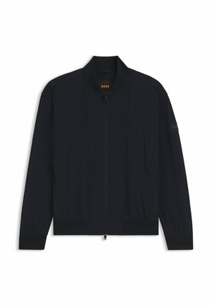 Bomber nero con zip, collo, polsini e orlo a coste, con piccolo logo "BOSS" all'interno del collo e toppa sulla manica sinistra.