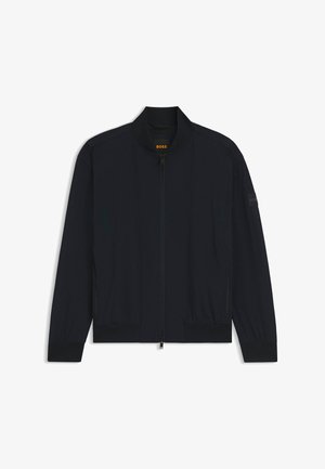 Veste bomber noire zippée avec col, poignets et ourlet côtelés, avec un petit logo "BOSS" à l'intérieur du col et sur le patch de la manche gauche.