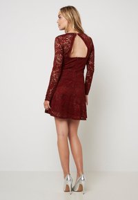 Vero Moda VMCELEB - Hverdagskjole - fired brick