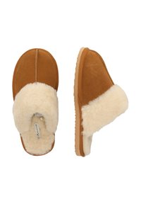 Bruine suede pantoffels met een crèmekleurige faux fur voering, ronde neus en een gestructureerde rubberen zool; heeft een gestikte naad langs de bovenkant.