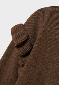 Brązowy sweter dziany o struktury żeberkowej, z trzema dekoracyjnymi falbanami na ramieniu, podkreślający skomplikowany, wielowarstwowy wzór.