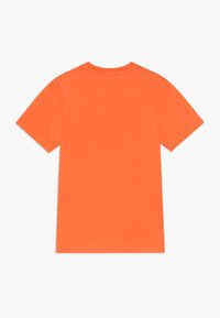 Camiseta de manga corta de algodón en un vibrante color naranja. Diseño de cuello redondo con una textura suave y sin patrones ni detalles. Vista trasera mostrada.