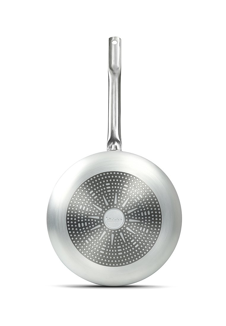 Silberne Bratpfanne mit polierter Außenseite, runder Form und einem durchbrochenen Design in der Mitte, ausgestattet mit einem langen Metallgriff.