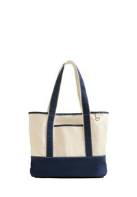 Kanvas torba s kremnim vrhom, mornarsko modrim dnom in usklajenimi ročaji. Ima sprednji žep in kontrastno šivanje.