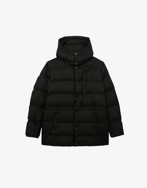 Fekete steppelt télikabát kapucnival, patentos rögzítéssel, cipzáras zsebekkel és puha, texturált anyagfelülettel.