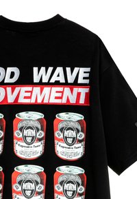 Camiseta de algodón negra que presenta un gran texto en blanco y rojo que dice "GOOD WAVE MOVEMENT" y ilustraciones repetidas de latas de refresco rojas.