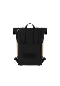 Mochila negra con tapa enrollable y paneles laterales beige, que cuenta con dos correas superiores, un cierre frontal y una correa inferior para un cierre seguro.