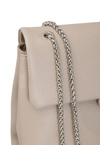Borsa a mano in pelle beige con superficie texturizzata, chiusura a patta piegata e tracolla in catena argentata. Presenta un accento in metallo circolare.