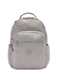 Mochila gris claro con tela texturizada, cremalleras suaves, bolsillo frontal con cremallera, bolsillos laterales de malla y un parche de logo circular.