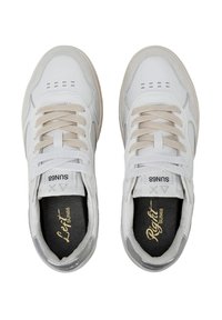 Para białych sneakersów z beżowymi sznurówkami, widocznym napisem "Lewy" i "Prawy" w środku oraz logiem "SUN68" na metkach językowych.