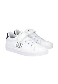 Zapatillas blancas hechas de material sintético. Cuentan con una correa de velcro y cordones, con un talón azul marino en contraste y un logo negro en el lateral.