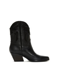 Botas de cowboy de cuero negro hasta la mitad de la pantorrilla, con costuras decorativas, punta afilada y tacón de bloque de madera inclinado sobre un fondo blanco.