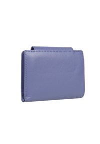 Portafoglio in pelle viola con una texture liscia, forma rettangolare e dettagli di cucitura discreti lungo i bordi. Design compatto con pattina ripiegata.