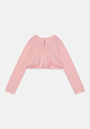 Lyserød, langærmet cropped cardigan med en enkelt knap ved halsen, lagt fladt på en hvid baggrund.