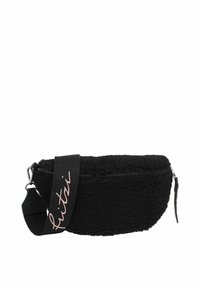 Borsa a pouch in pile nero con forma arrotondata, chiusura zip e tracolla in tessuto con lettering bianco. La texture è morbida e strutturata.