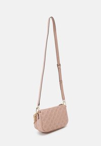 Różowa torba crossbody wykonana z teksturowanej skóry, z złotym suwakiem, regulowanym paskiem i wytłoczonym wzorem kwiatowym na powierzchni.