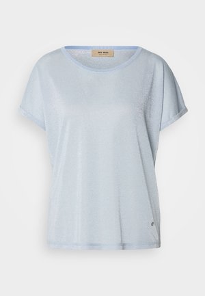 T-shirt à manches courtes bleu clair en tissu texturé et brillant. Encolure ronde, manches retroussées et un détail subtil de logo près de l'ourlet.
