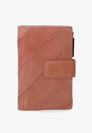 Brun læderpung med et quiltet mønster, der har en klaplukning og en sidelomme med lynlås. Overfladen er glat med synlige sting.