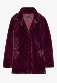 Abrigo de piel sintética color burdeos con cuello tipo chal, con cierre de botones ocultos y un forro interior suave, diseñado para brindar calor y comodidad.