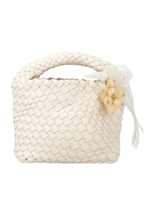 Petit sac à main blanc tissé avec une poignée incurvée, orné d'un bouquet de perles beiges et d'un nœud en dentelle blanche.