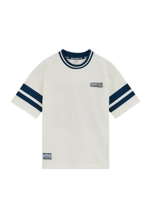 Valge lühikeste varrukatega T-särk tumesiniste kahekordsete triipudega varrukatel, tumesiniste kaeluse ääristusega, rindkere peal kiri „GAME CHANGERS” ja väike plaastriga detail ääre lähedal.