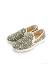 Groene geweven instap schoenen met witte accenten, met een gestructureerde bovenkant, ronde neus en een platte rubberen zool.