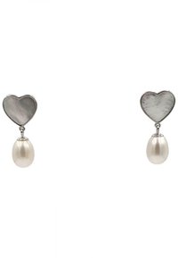 Herzförmige Ohrringe aus Silber mit einer strukturierten Oberfläche, die unten eine hängende weiße Perle zeigen. Elegantes Design, schlicht und dennoch raffiniert.