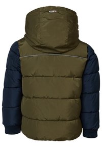 Polstret jakke med en olivengrøn krop og mørkeblå ærmer. Har hætte, struktureret overflade og ribbede manchetter. Reflekterende detaljer inkluderet.