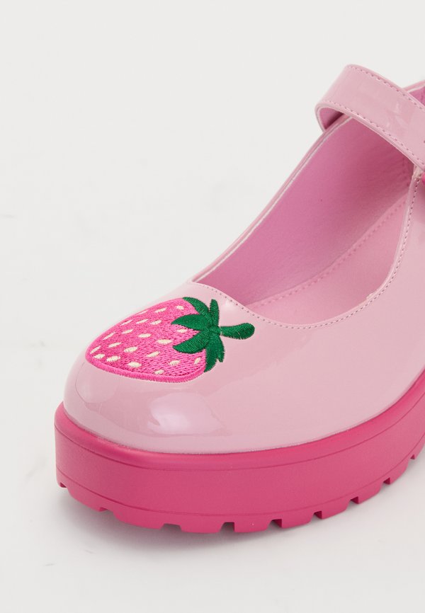 TIRA MARY JANES STRAWBERRY CHEESECAKE EDITION - Platform heels3
