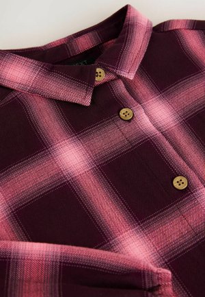 Geruite shirt in donker bordeauxrood en roze tinten, met houten knopen, een kraag en een zachte textuur. Zichtbare stiksels en plooien.