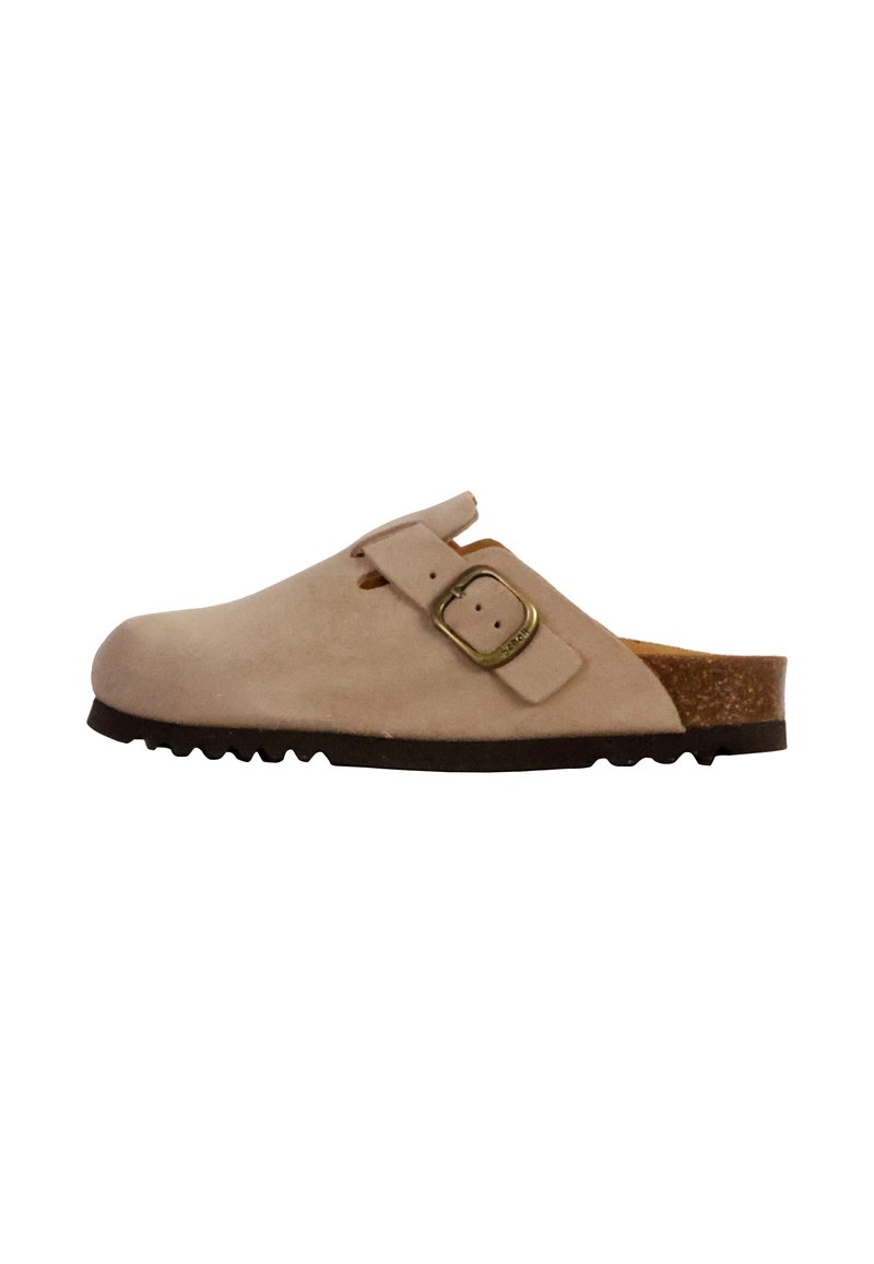 Mocassin en daim beige à enfilage avec un bout arrondi, une sangle réglable et une semelle en caoutchouc texturé. Dispose d'une semelle en liège pour le confort et le soutien.
