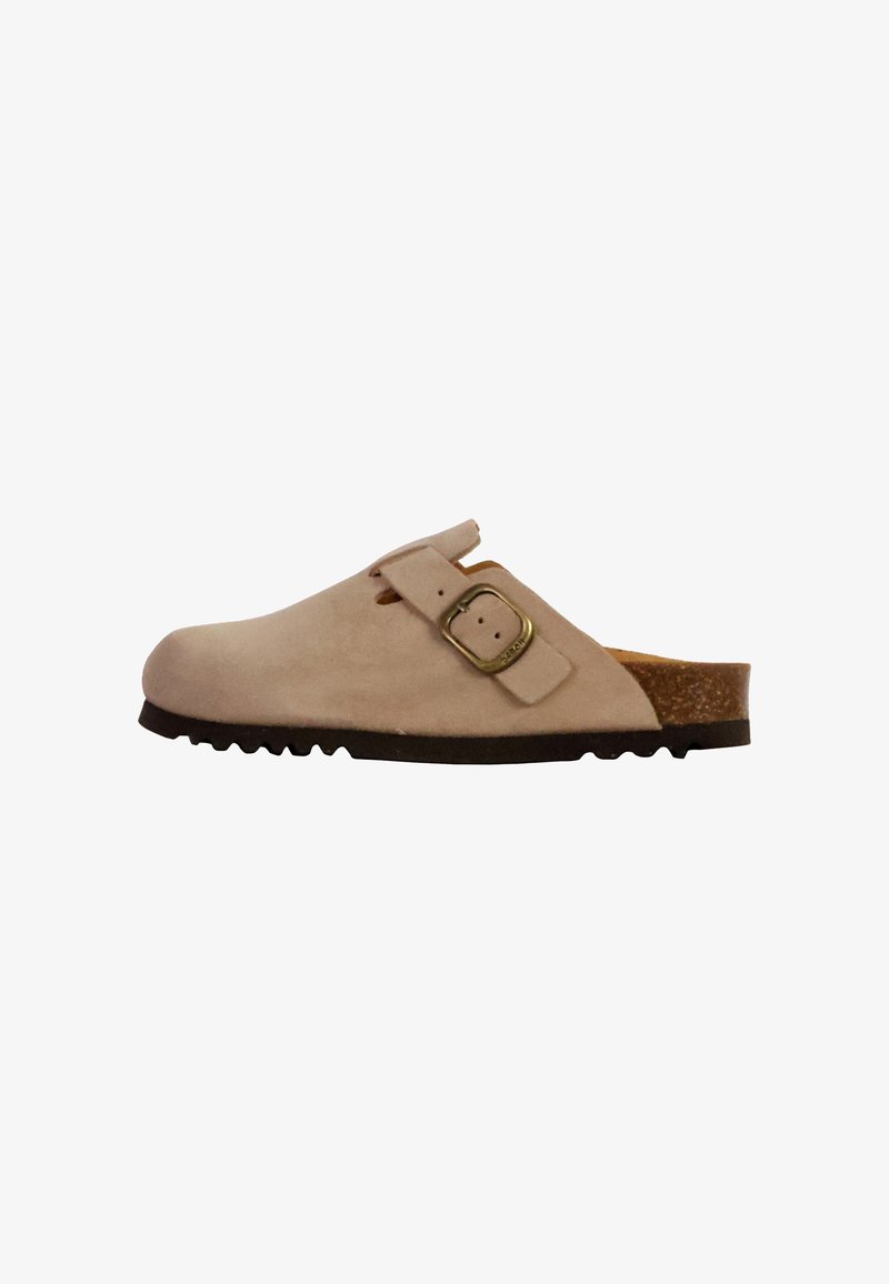 Mocassin en daim beige à enfilage avec un bout arrondi, une sangle réglable et une semelle en caoutchouc texturé. Dispose d'une semelle en liège pour le confort et le soutien.
