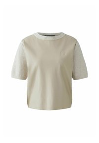 Beige t-shirt met korte, lichtgrijze mouwen. Bevat een ronde hals en een subtiel reliëf logo op de voorkant. Glad en zacht textiel.