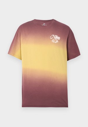 Tričko s krátkym rukávom v prechode od žltej po burgundskú farbu, vyrobené z bavlny, s bielym logom Nike na ľavej strane hrudníka.