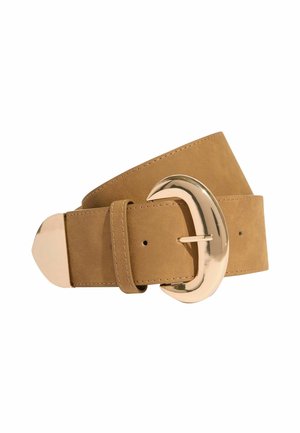 Breiter, hellbrauner Wildledergürtel mit einer großen, glänzenden, goldfarbenen geschwungenen Schnalle und passender goldener Gürtelspitze, dargestellt auf einer weißen Fläche aufgerollt.