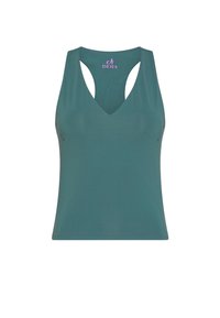 Camiseta deportiva sin mangas color verde azulado con diseño de espalda de corredor y logotipo rosa "DEHA" en la parte superior trasera del cuello.